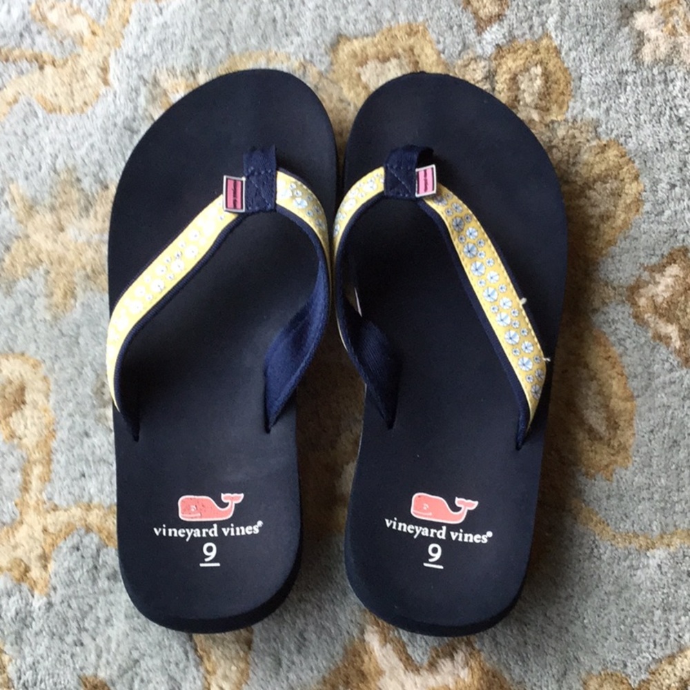Vineyard vines flip flops
